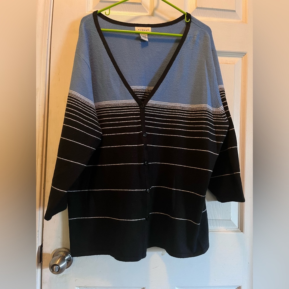 Ladies… Size 3X… Blue/white/black cardigan